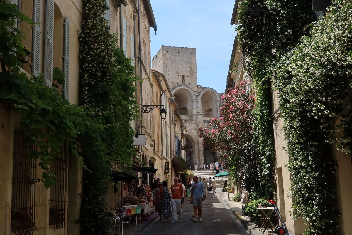 ローマ時代の円形競技場を望む風景